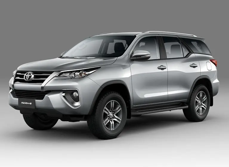 Toyota amplí­a la gama de SW4 con la versión SR para cinco pasajeros