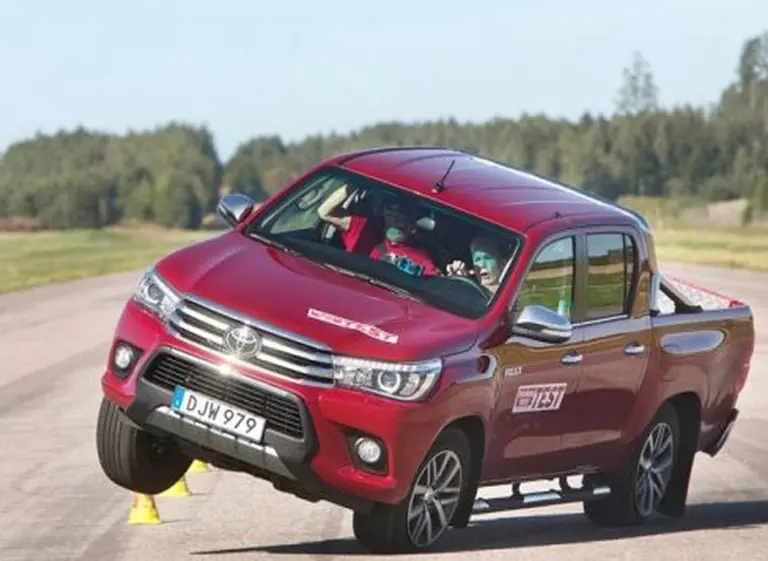 La Toyota Hilux no pudo superar la "prueba del alce", ¡Mirá el video!