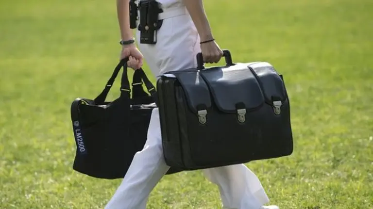 La  gran responsabilidad del maletí­n negro para un ataque nuclear, en manos de Trump