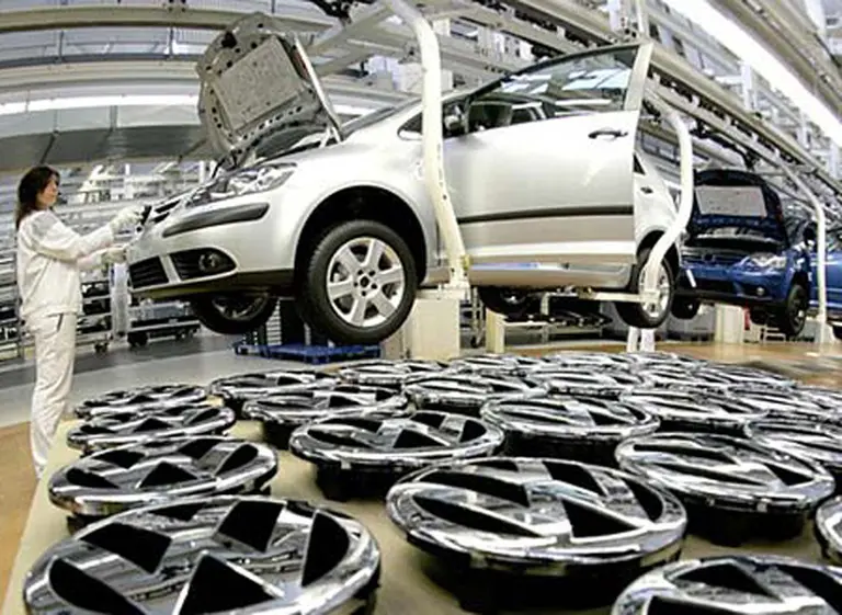 Por menores ventas, las automotrices suspenden a 1.000 operarios