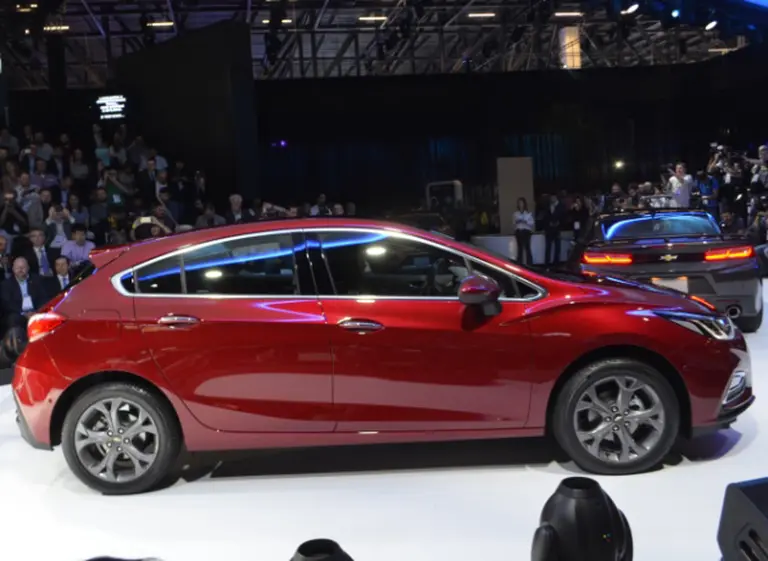Chevrolet reveló en Brasil el nuevo Cruze hatchback y el Tracker 2017