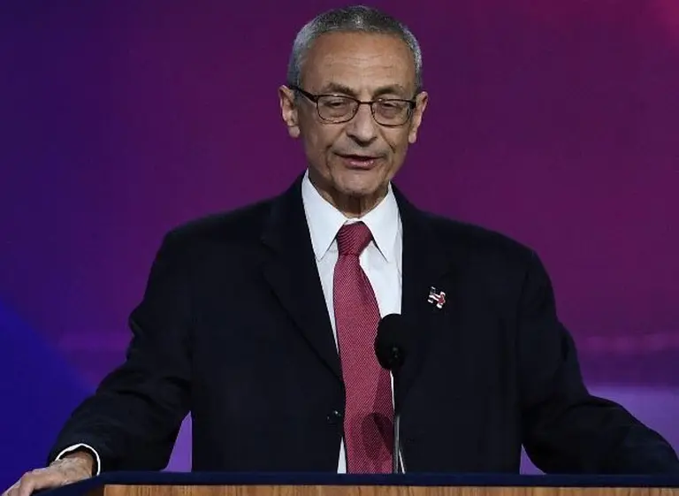 Papelón: Hillary no habló y ordenó a sus votantes que se "vayan a casa a dormir"