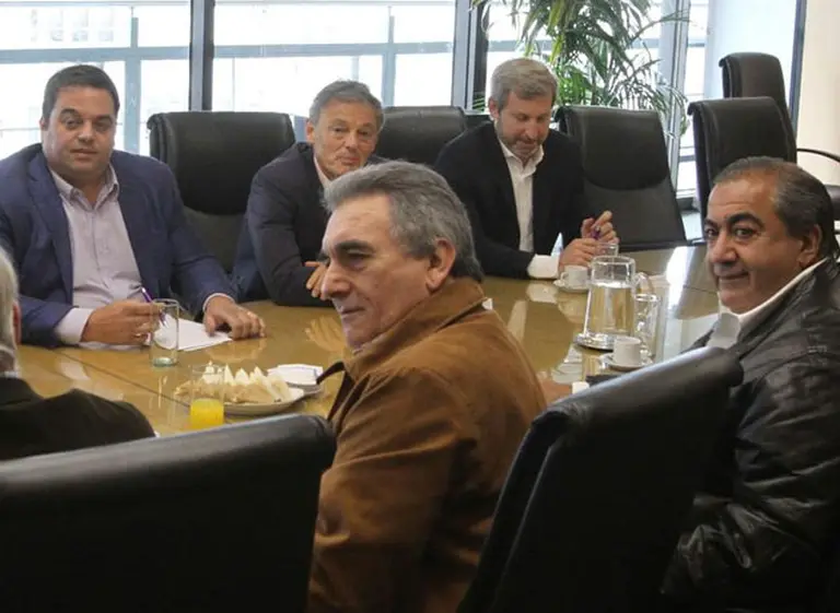 El oficialismo busca el respaldo de la CGT para impulsar la reforma laboral