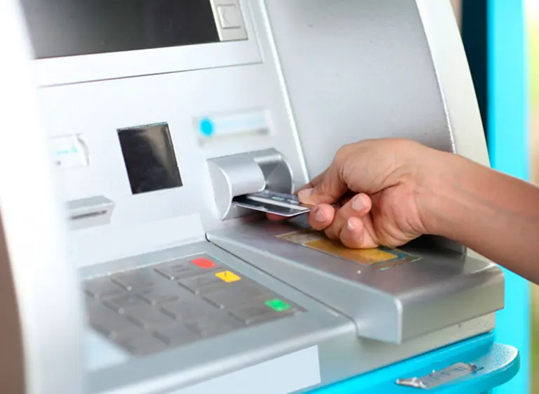 Para reducir dependencia de bancos, el BCRA impulsa la instalación de cajeros en comercios