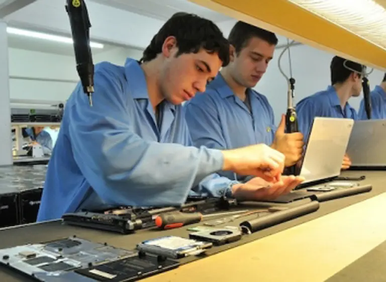 Ocho de cada 10 empresas industriales van a mantener dotación en verano