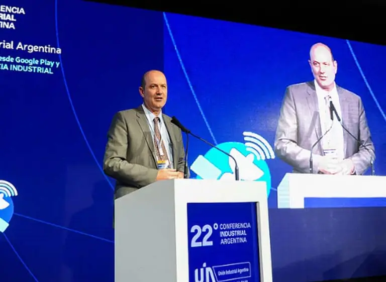 Sturzenegger: "Respiro aliviado de que tengamos un tipo de cambio flexible"