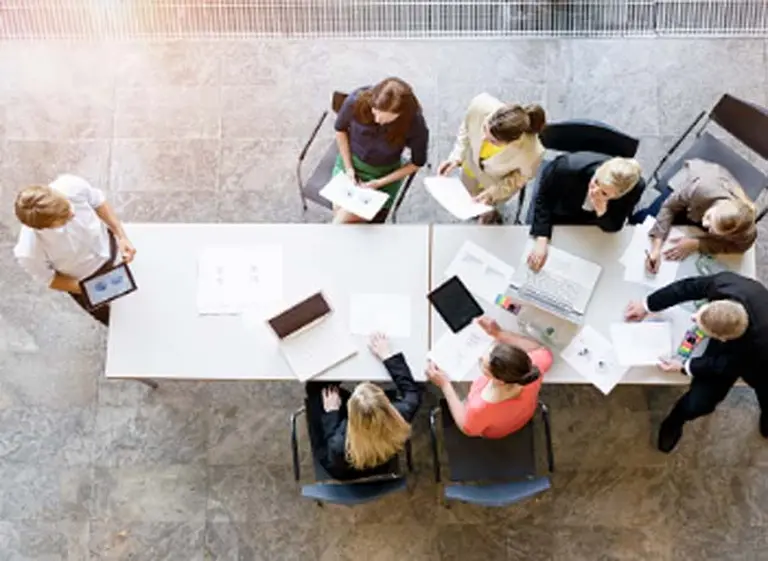 Ocho consejos para "brillar" en una entrevista de trabajo grupal