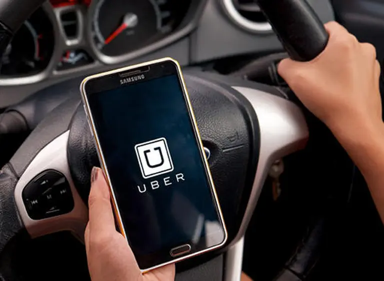 Otro golpe a Uber: denuncian a sus directivos por evasión fiscal