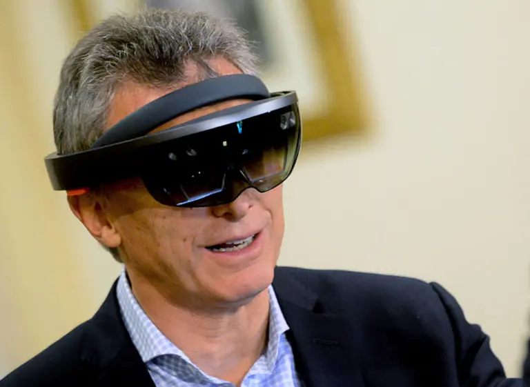 Macri renueva su imagen de "presidente techie" y prueba la "realidad mixta" de Microsoft en la obra pública