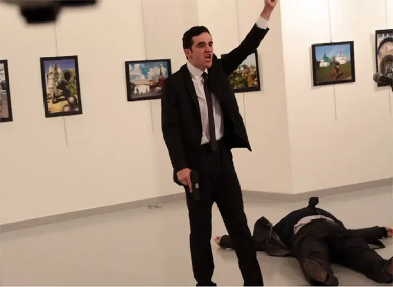 Un nuevo video muestra los movimientos del asesino del embajador