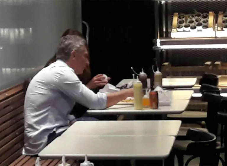 Macri cenó hamburguesas en un local que está a una cuadra de Olivos