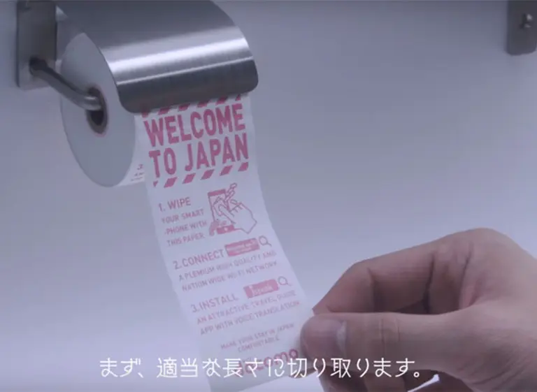 Los baños públicos de Japón tendrán papel higiénico para limpiar celulares