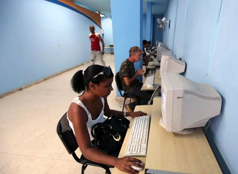 Cuba inaugura su primera fábrica de computadoras portátiles y tabletas