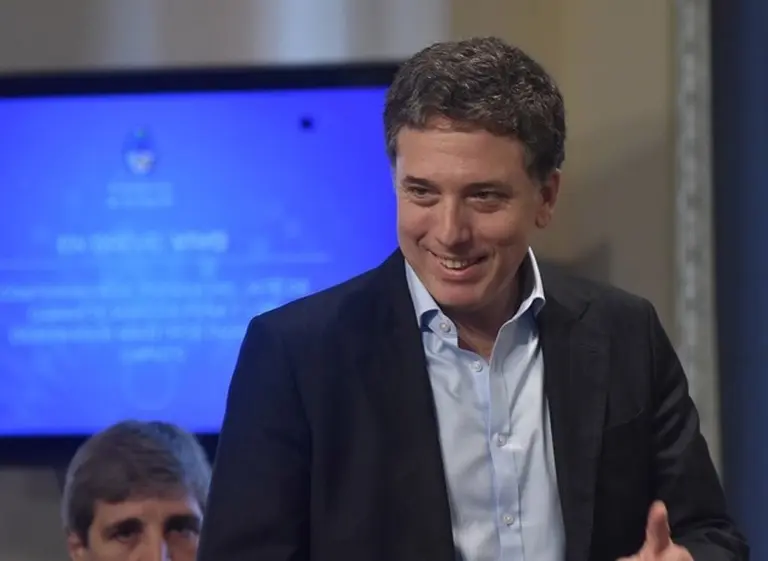 Dujovne promete bajar impuestos al trabajo: "Las cargas patronales son anormalmente altas"