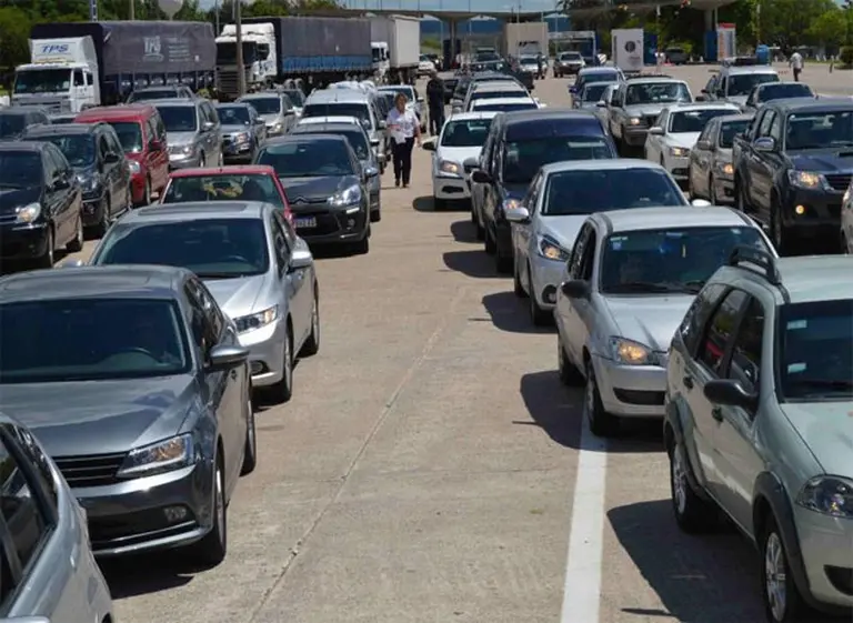 Turismo: unos 8.000 argentinos cruzan diariamente a Uruguay por el puente de Fray Bentos