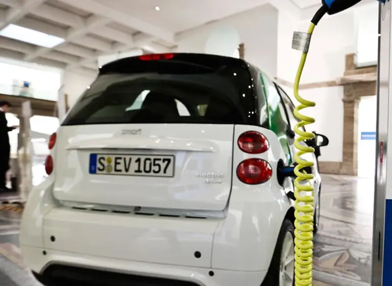 Siemens permitirá a sus empleados cargar vehí­culos eléctricos gratis