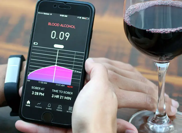 Crean una pulsera que alerta cuándo parar de beber alcohol