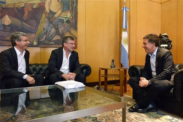 La Unión Industrial Argentina le dio a Dujovne la receta para recuperar competitividad