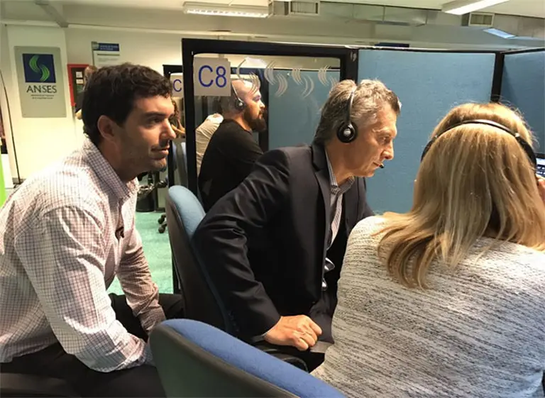 Macri visitó un call center de la Anses y respondió llamados: "Mauricio, acá del Anses"
