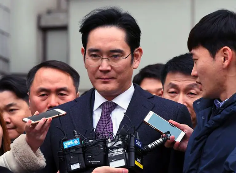 El heredero de Samsung fue detenido por el escándalo de corrupción