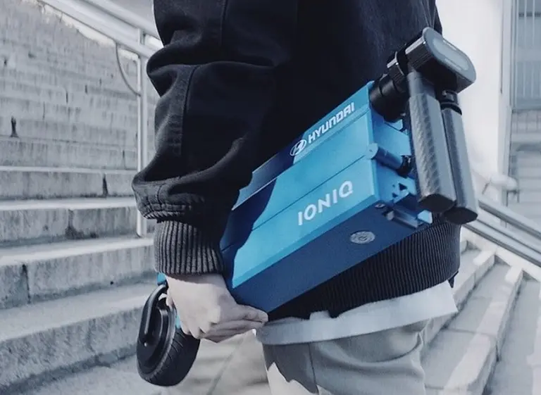 El Hyundai Ioniq incorpora una patineta eléctrica para movilizarse por la ciudad