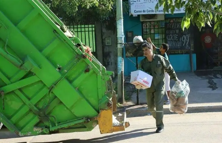 Insólito: Capitanich salió a recolectar los residuos en Resistencia