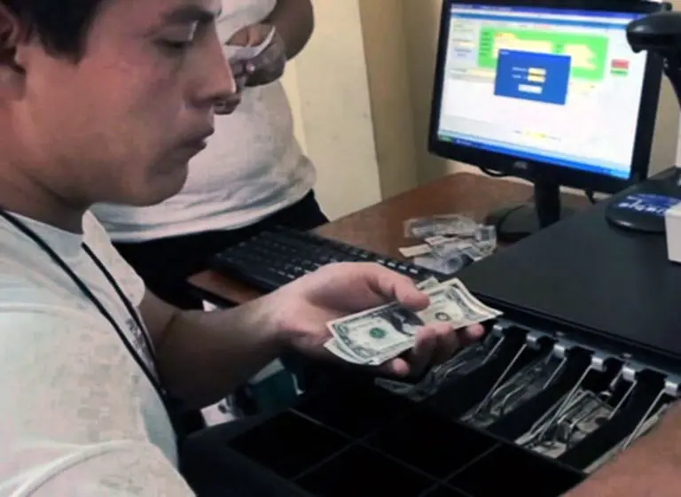 Inteligencia artificial pone en riesgo a miles de empleos en banca minorista