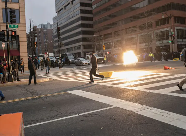 Cien detenidos por las protestas en Washington contra el flamante presidente Donald Trump