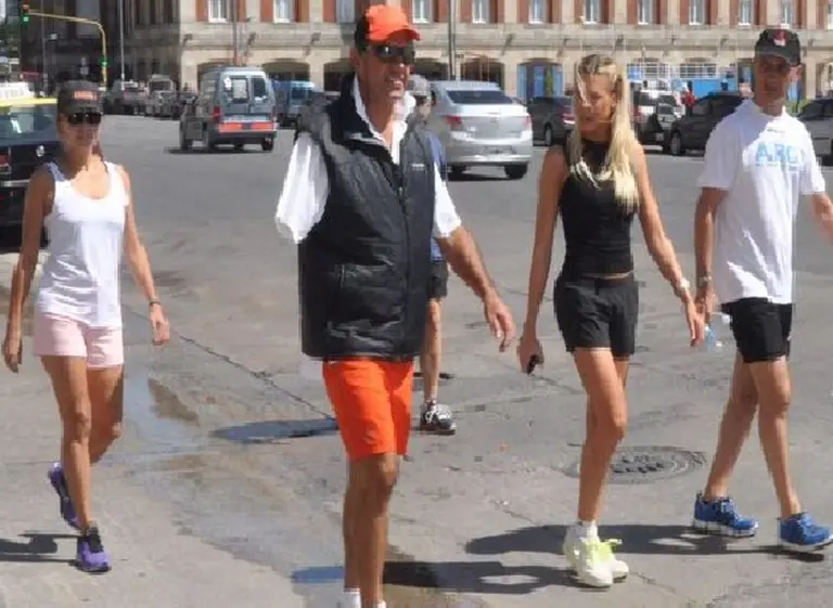 Daniel Scioli ya no oculta su romance y recorrió las calles de Mar del Plata con su novia