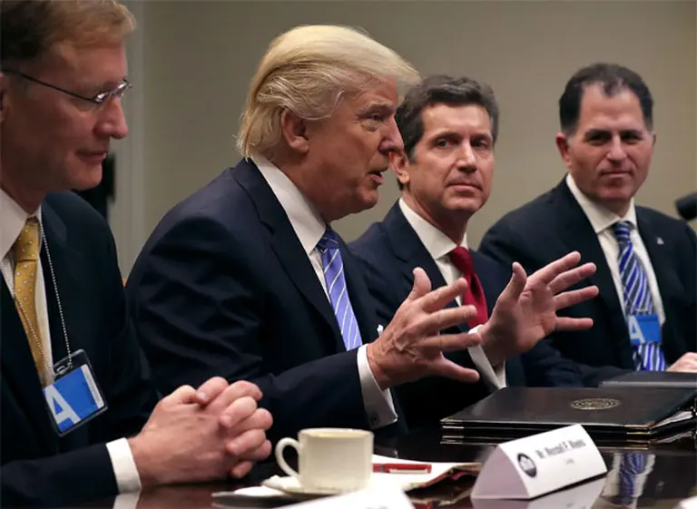 Trump, tras "cumbre" con empresarios: "Si se van a otro paí­s, les impondremos un fuerte arancel"