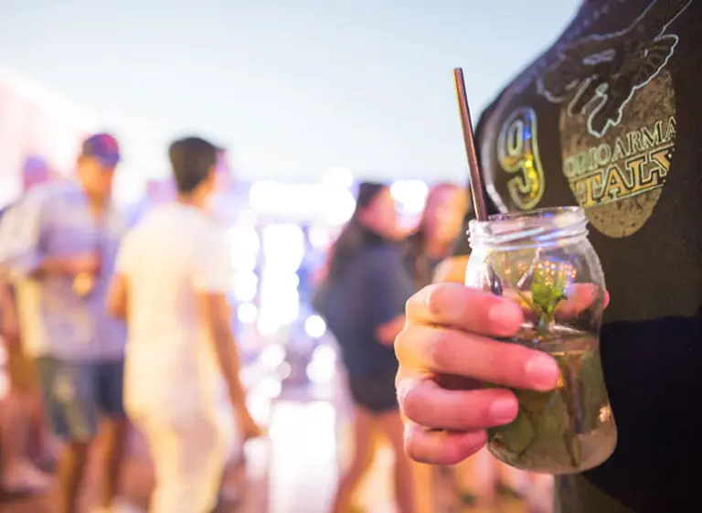 Banco Macro presentó un show de Maxi Trusso en Pinamar