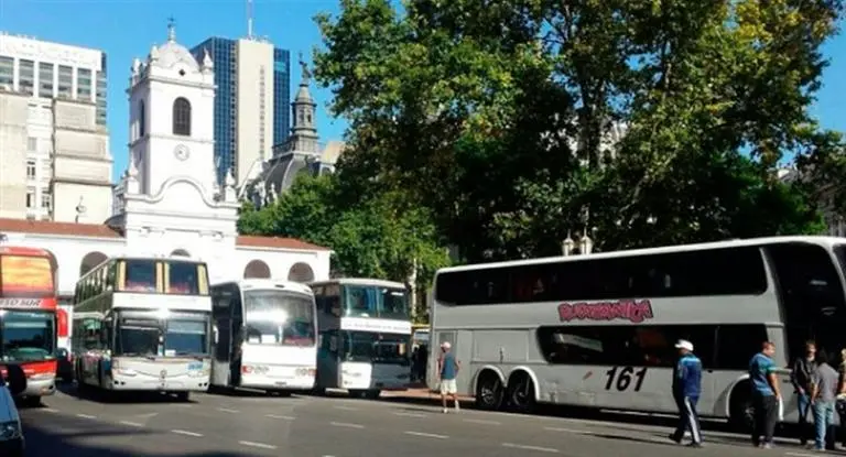 Tras acuerdo, queda en stand by el paro de micros de larga distancia