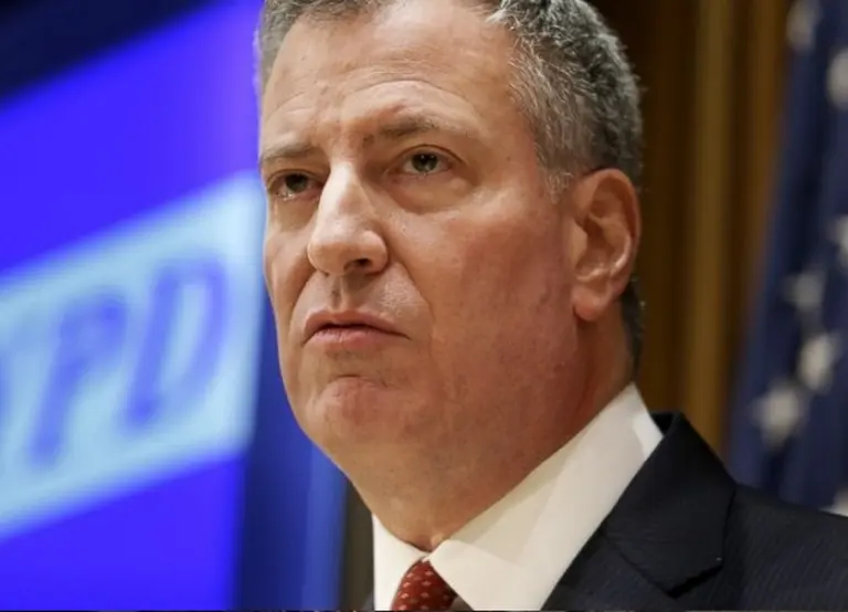 El alcalde de Nueva York desafí­a a Donald Trump por la polí­tica migratoria