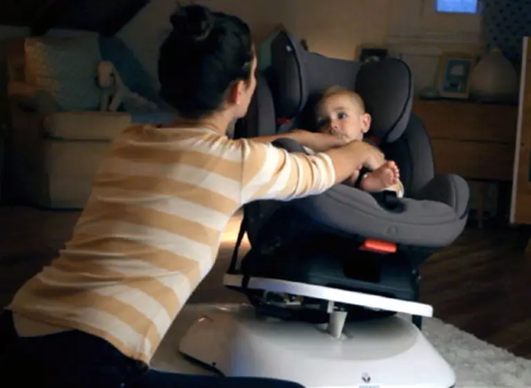 Una silla para bebés imita el movimiento y sonido del automóvil