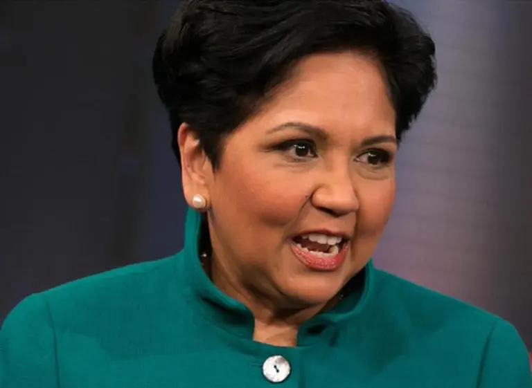 Por qué la CEO de  Pepsi le escribe cartas a los padres de sus empleados