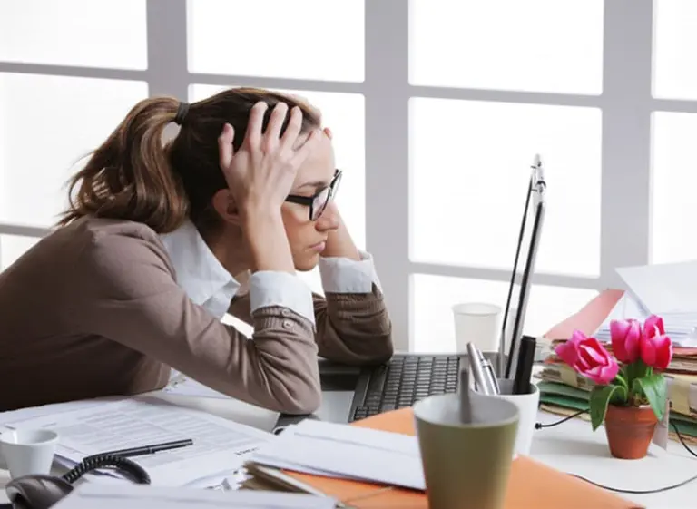 La otra grieta: por mayor exigencia laboral y familiar, las mujeres son más propensas a desarrollar estrés crónico