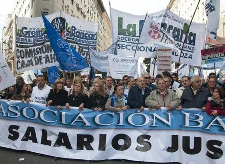 Bancarios y estatales tendrán aumento adicional de 5% por la inflación 2017