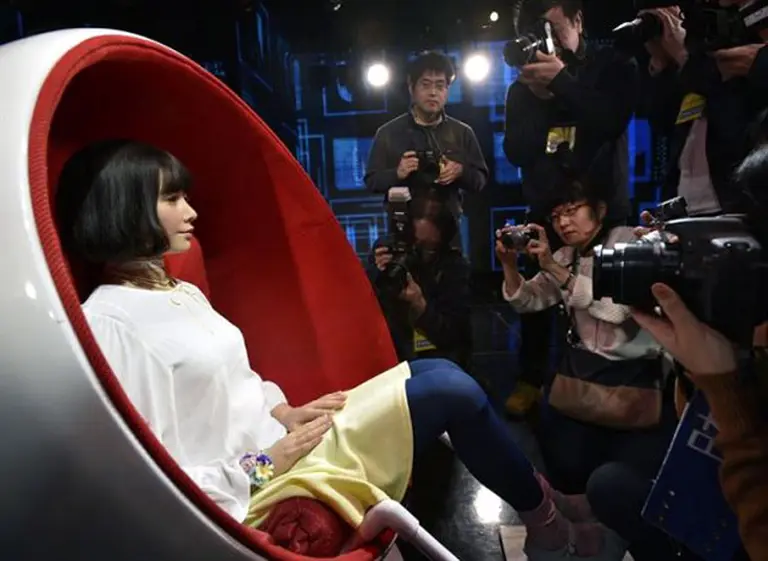 Japón anticipa el futuro de la tele: ponen a una androide a conducir un programa