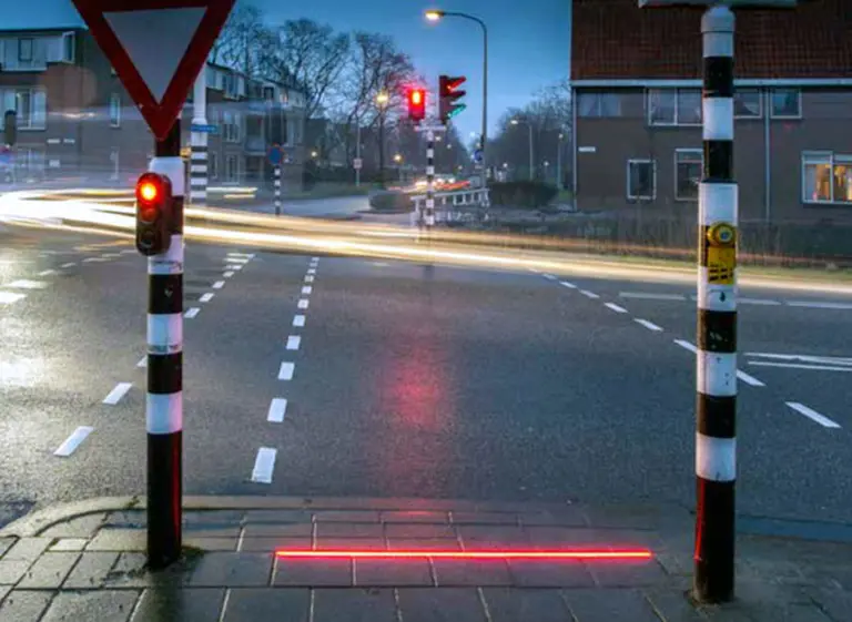 En Paí­ses Bajos instalan semáforos en el suelo para proteger a peatones que caminan mirando el móvil