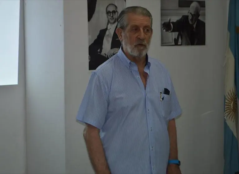 El "maestro" que ofreció trabajar gratis durante el paro estuvo en el Batallón 601 y tiene lazos con el PRO