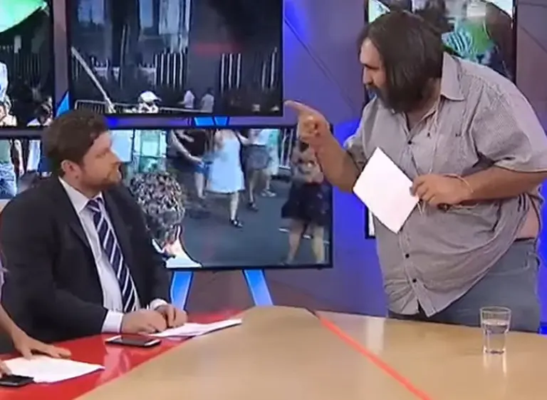 Roberto Baradel mostró su tí­tulo docente tras ser puesto en duda en la TV