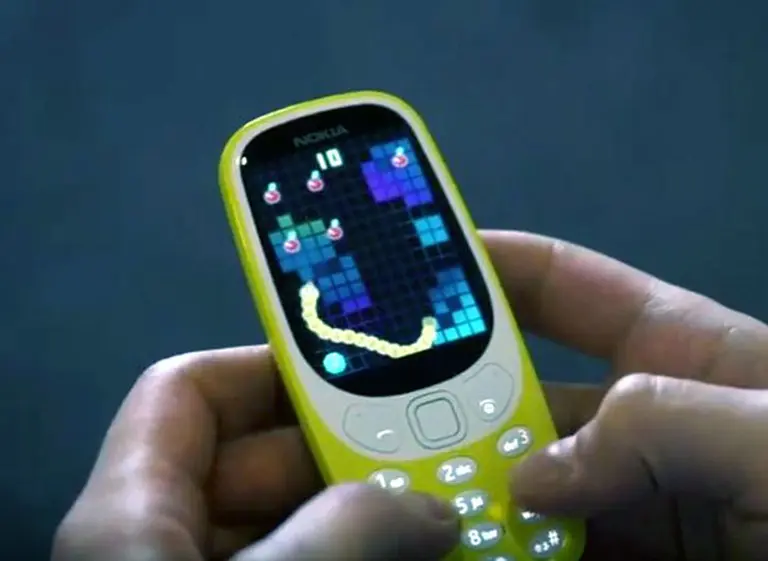 "Teléfonos tontos": ¿por qué están de moda los celulares no inteligentes?