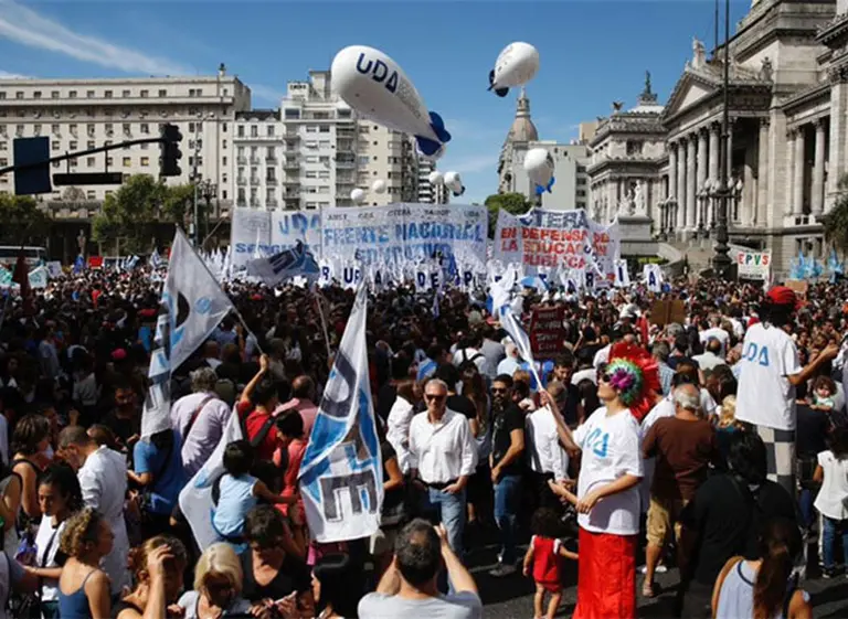 Arrancó la marcha docente a Plaza de Mayo y avanza por el microcentro porteño: los cortes, uno por uno