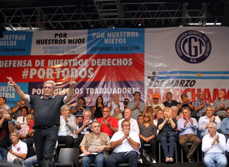 Sin fijar fecha de paro, el triunvirato abre un canal de diálogo con el Gobierno y enfurece al ala sindical más dura