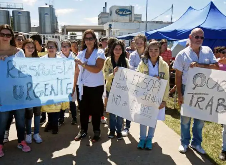 La crisis de SanCor: ahora dejó de producir muzzarella y deja paralizado a todo un pueblo