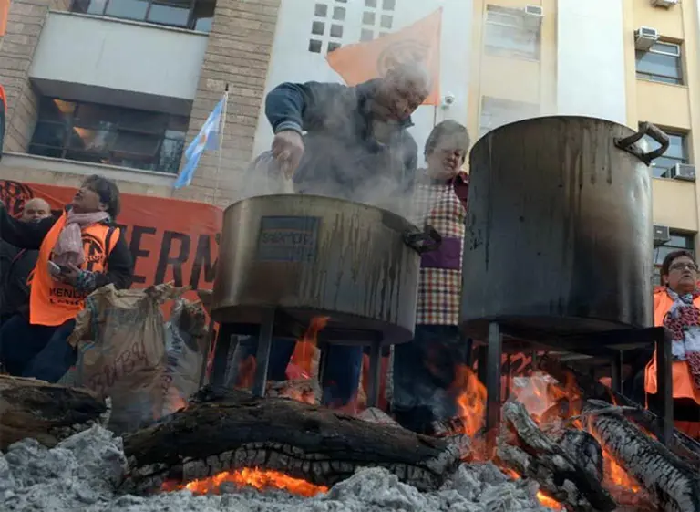 Piqueteros instalan ollas frente a los supermercados y adelantan a junio pedido navideño de alimentos