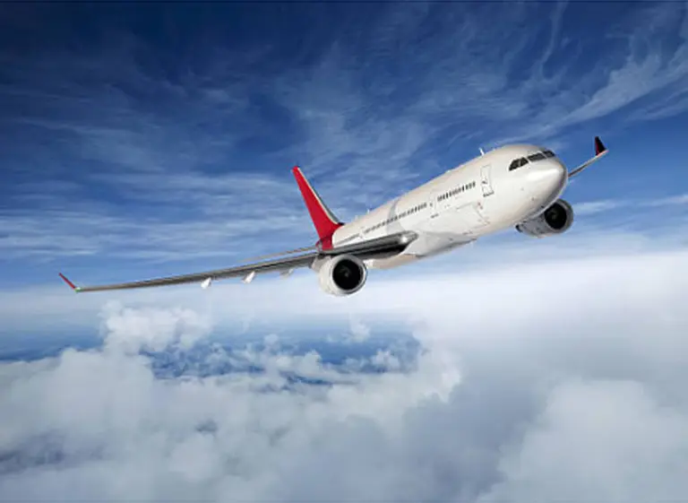 Dos empresas de micros piensan entrar en el negocio aerocomercial