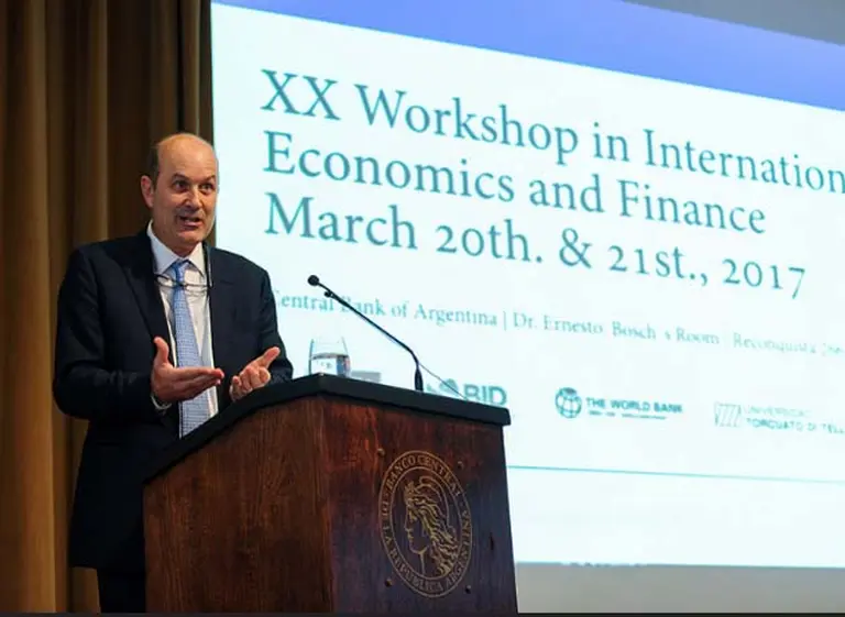 La explicación de Sturzenegger: por qué la gente compra en Chile aunque no hay atraso cambiario