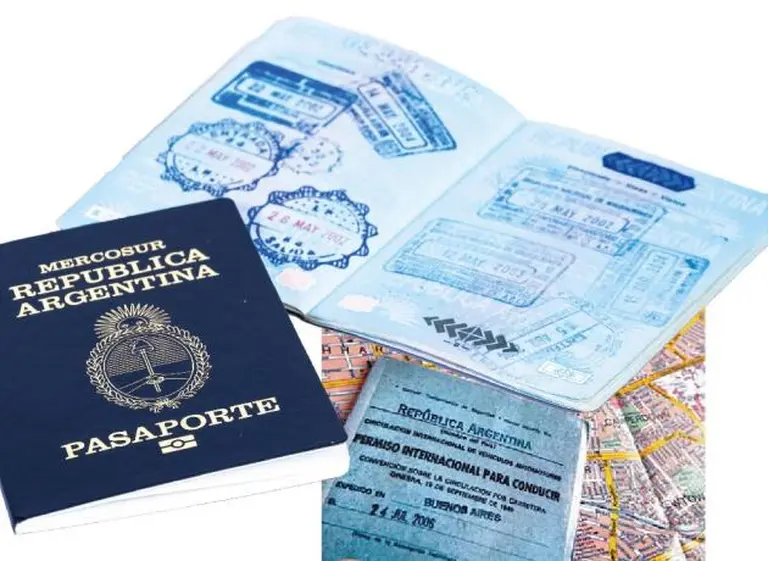 Tras los cambios en la licencia de conducir, ¿hace falta el carnet internacional para manejar en el exterior?