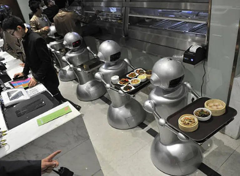 En cinco años, los camareros y los cocineros serán robots